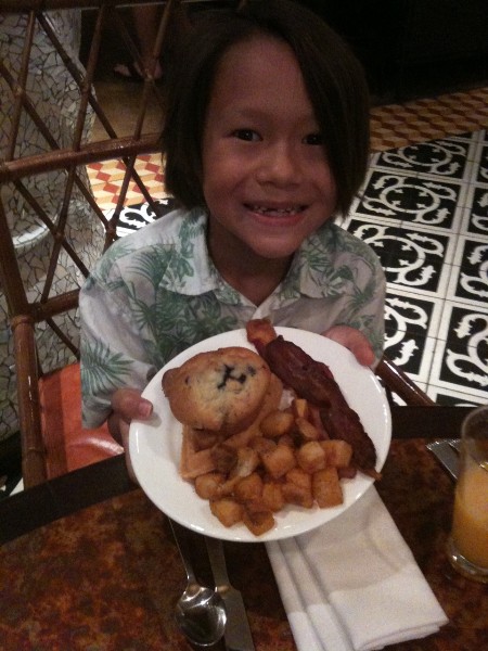 brunch buffet at la contessa, kids eat free!