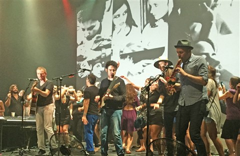 stuart invites audience on stage at acl austin belle and sebastian 2015