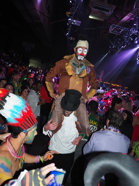 clown on clown action carnaval brasileiro 2015