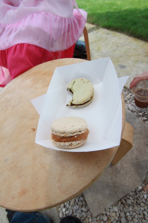 stop the presses, these here macaroons at la boite have it goin' on!