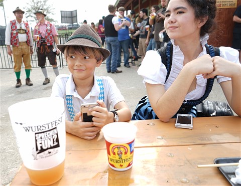 kids in german costume at wurstfest