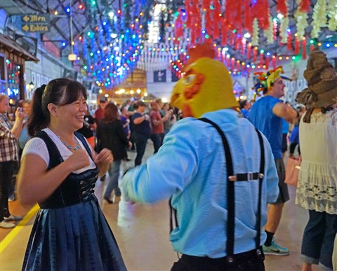 chicken dance okotberfest wurstfest 2016