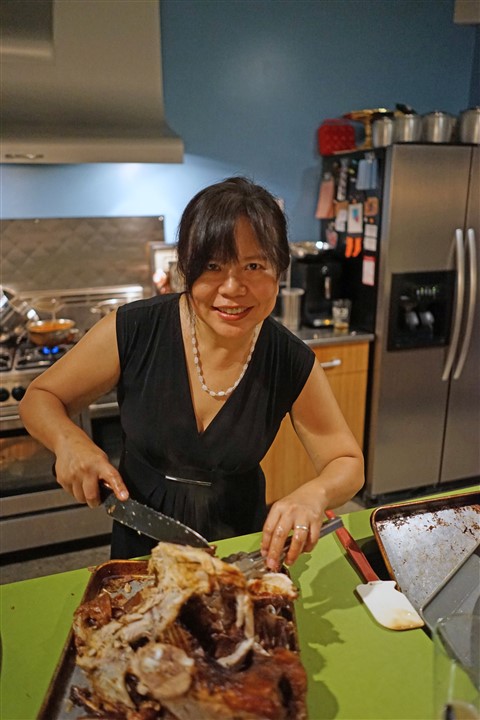 Kat carves the turkey