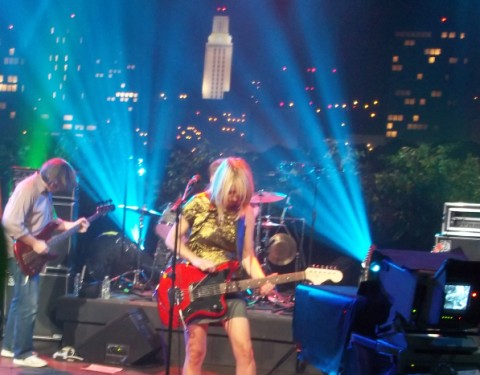 kim gordon playing guitar with a file